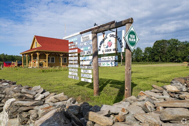 Randall Orchards is a family-owned apple orchard and farm market in Standish.