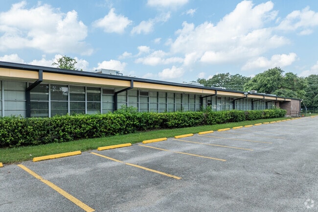 Isaacs Elementary has a student teacher ratio of 13:1.