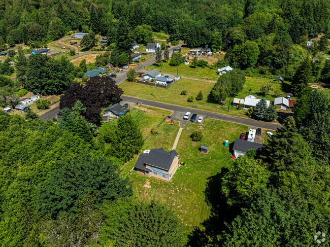 Large lot homes can be found scattered throughout the Porter neighborhood.