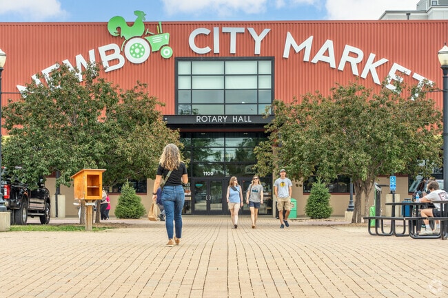 New Bo Markets are a bustling hub for fresh, local produce and one-of-a-kind crafts.