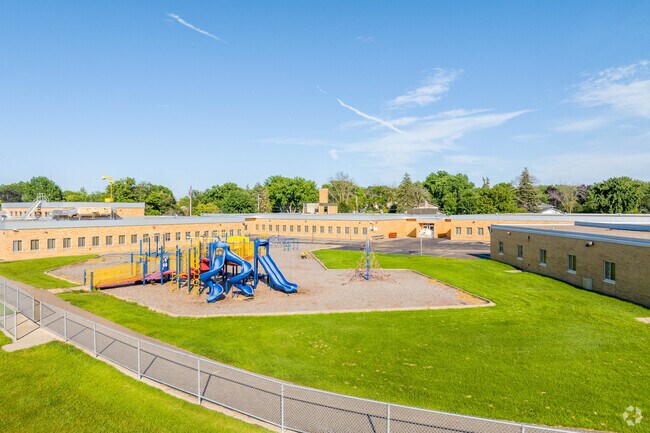 Sonnesyn Elementary in New Hope has a student-teacher ratio of 15:1, better than the district.