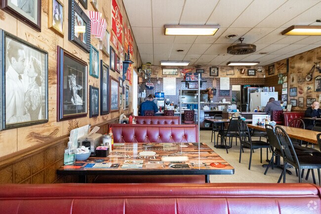 A cozy booth inside Ma & Pa’s Kettle Restaurant, where vintage photos, hometown decor, and classic diner charm create a warm and inviting environment.