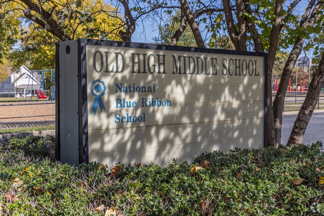 Old High Middle School has a student-teacher ratio of 15 to 1.