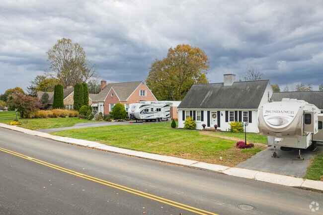 Southampton streets often have sidewalks for pedestrians.