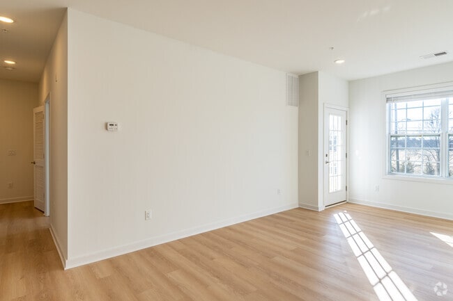 2BR, 2BA +Den - 1,140SF