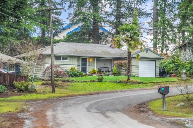 Rambler homes in Richmond Highlands offer large yards and are surrounded by giant trees.