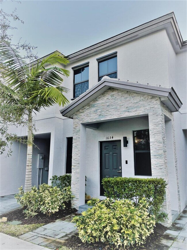 1634 SW 28th St, Fort Lauderdale, FL 33315