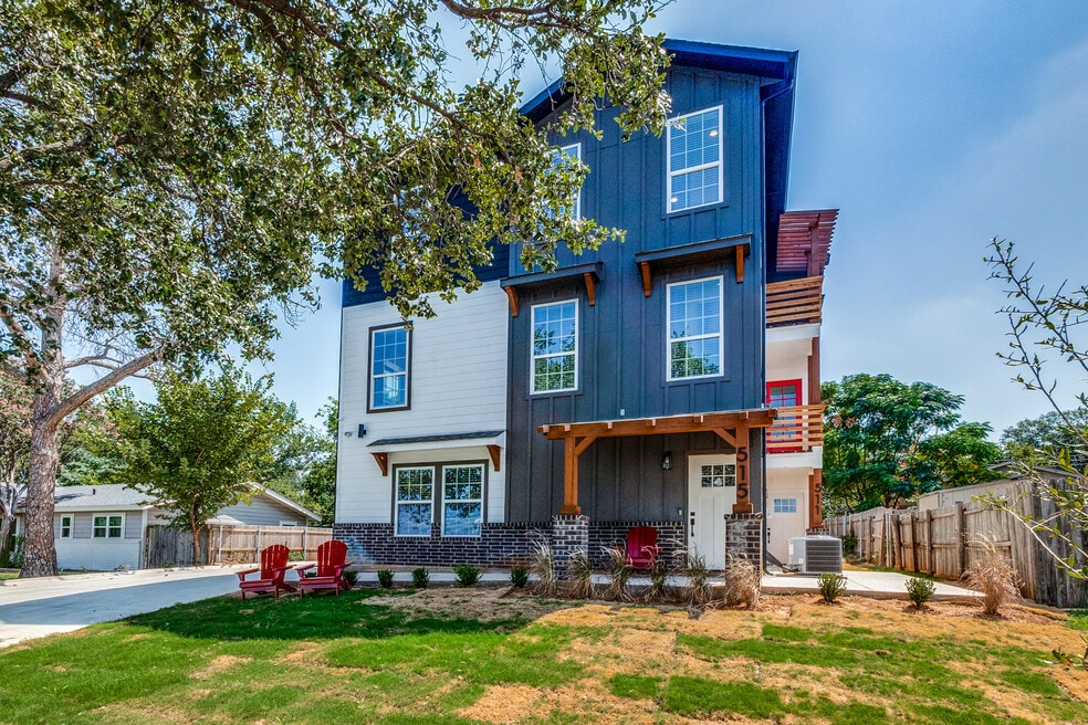 511 N Davis Dr unit B, Arlington, TX 76012 - photo 1