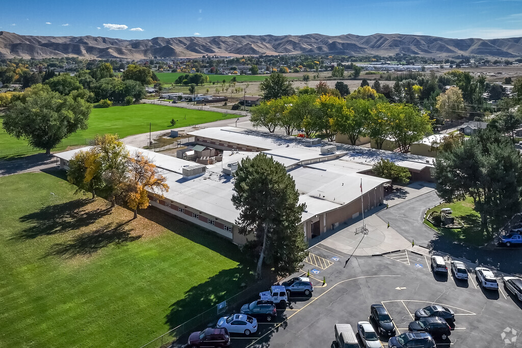 Butte View Elementary School has beautiful views of the mountain ranges.