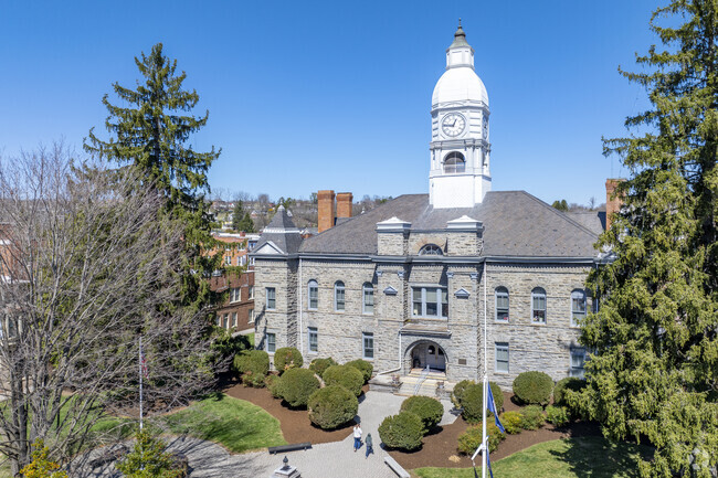 The Pulaski County courthouse is a stately 20th-century building that heralds to a better time.