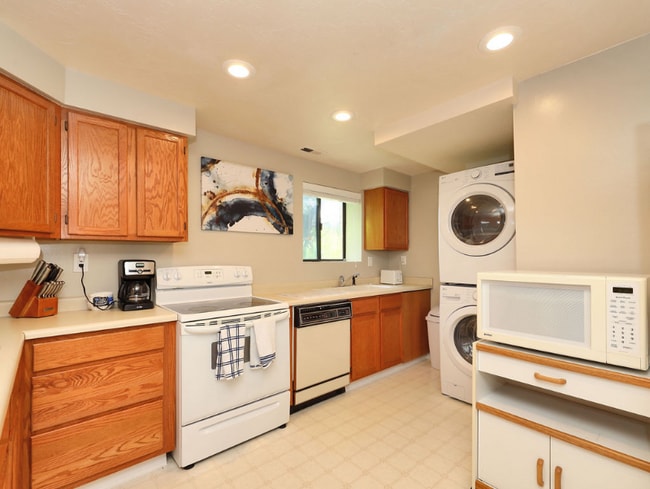 7564 S 3500 E unit A, Salt Lake City, UT 84121 - photo 3