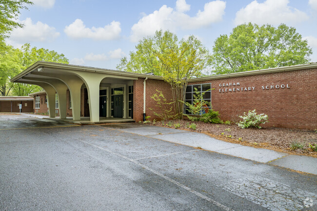 Graham Elementary School welcomes students and parents of the community.