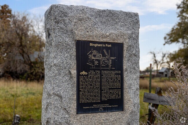 A chunk of granite has a placard that provides information about Bingham’s Fort.