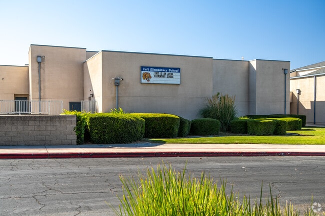 The signage of Taft Elementary School offers essential information and a warm welcome.