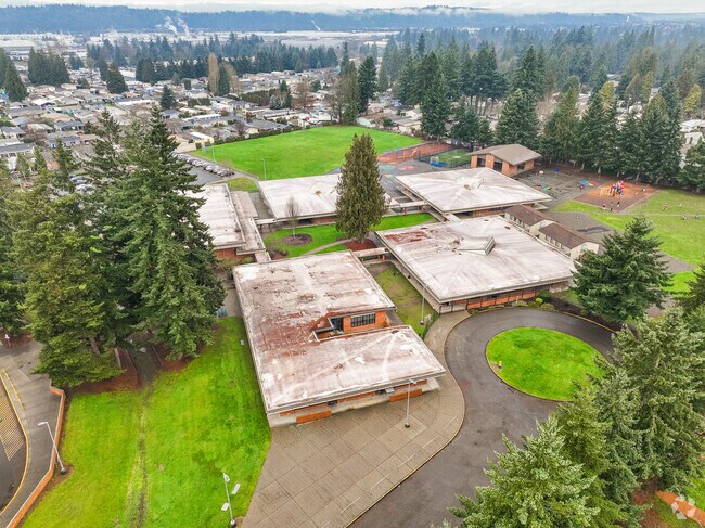 Gildo Rey Elementary School has a student-teacher ratio of 14:1.