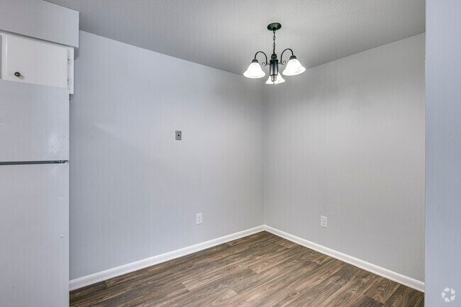 2BR, 1BA - 800SF - Dining Area