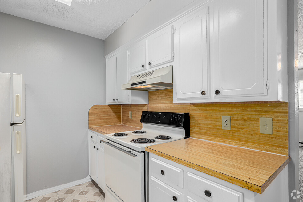 2BD, 1BA - 800SF - Kitchen
