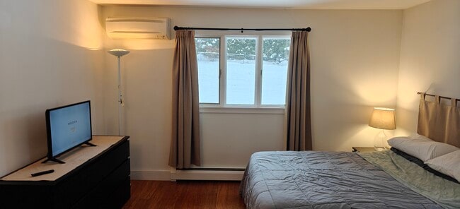 196 W Ridge Terrace unit Upper Room, Rutland, VT 05701 - photo 3