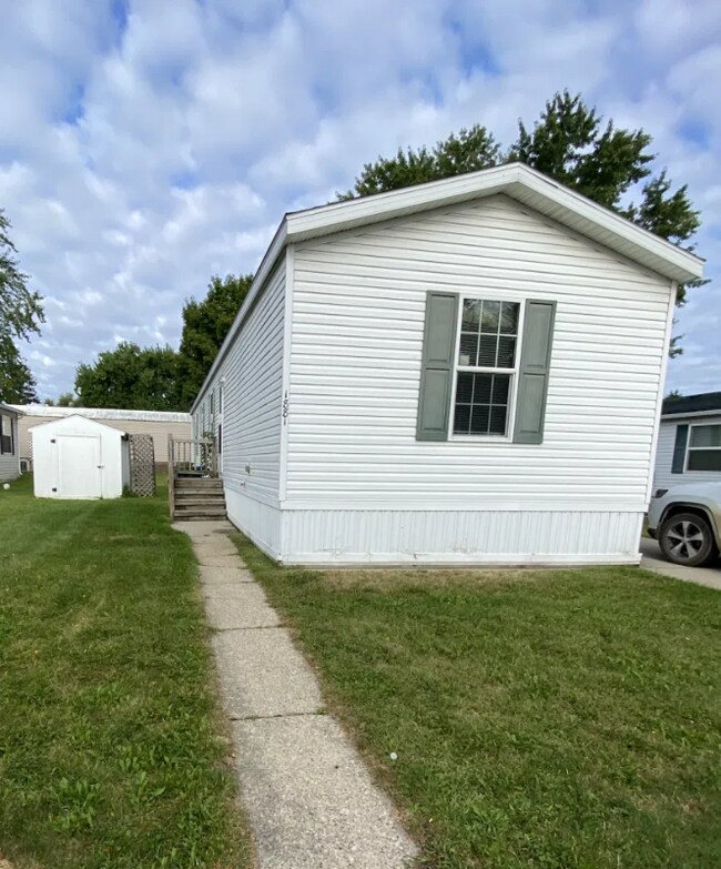 1881 Stafford Ct, Milford, MI 48381