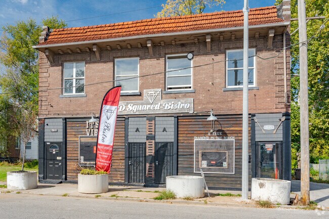 Jeff-Vander-Lou head to D Squared Bistro for a bite to eat.