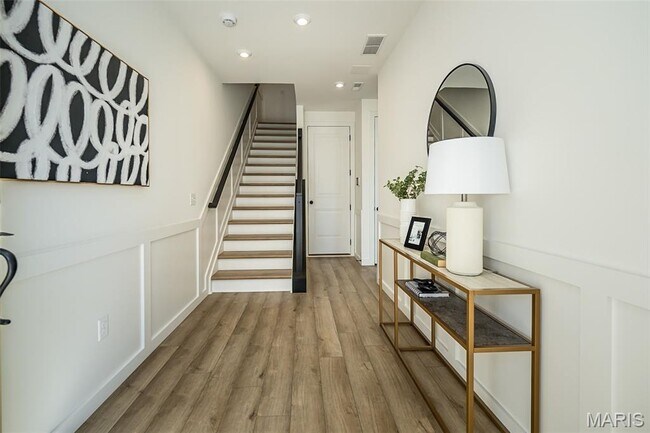 8908 W Gateway Cir, Richmond Heights, MO 63144 - photo 5