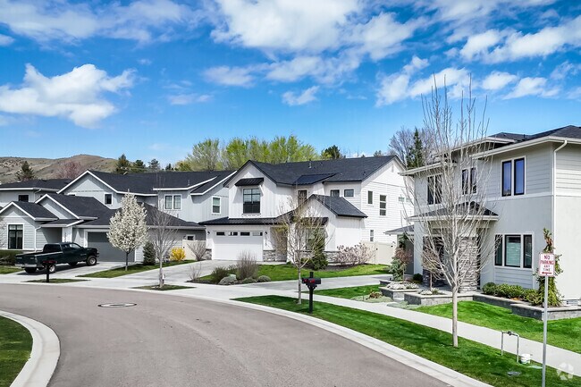 You can find modern, traditional, and prairie style homes in many areas of Sunset.