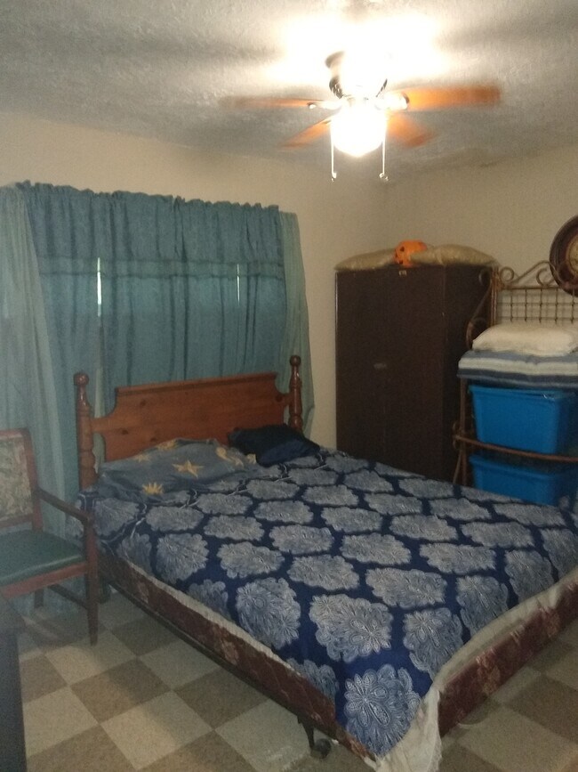 5014 Mallow St unit 4, Houston, TX 77033 - photo 2