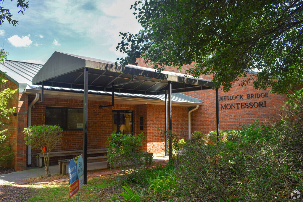 Main entrance to Medlock Bridge Montessori in Johns Creek, Johns Creek GA.