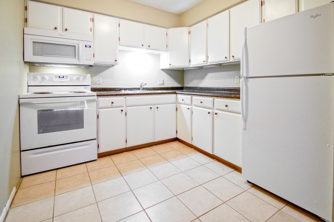 Oak Creek Apartments, Bellevue, NE 68005 - photo 3