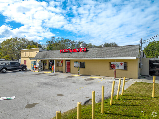 Wahneta residents have easy access to many dining options.