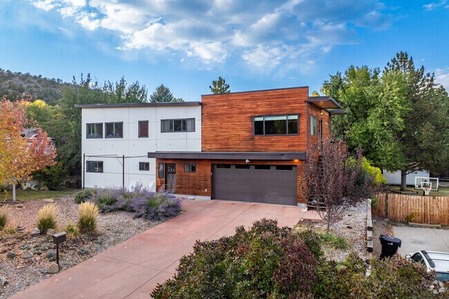 The average sale price in Crestview is $846,024.