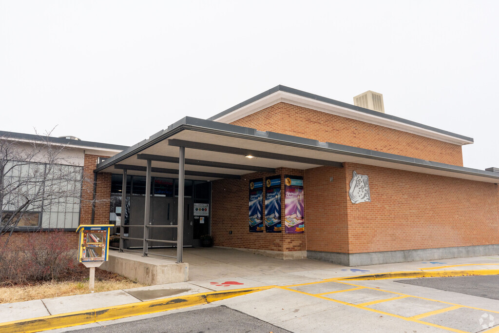 Lakeview Elementary School provides education in the neighborhood of 
Roy.