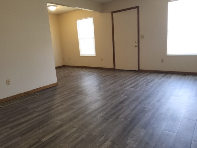 208 Heritage Cir, Bucyrus, OH 44820 - photo 4