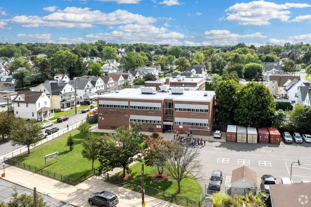 Robert Morris School is in a small city setting.