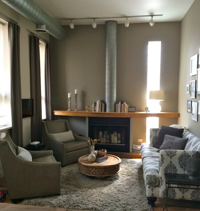 Living Room w Working fireplace