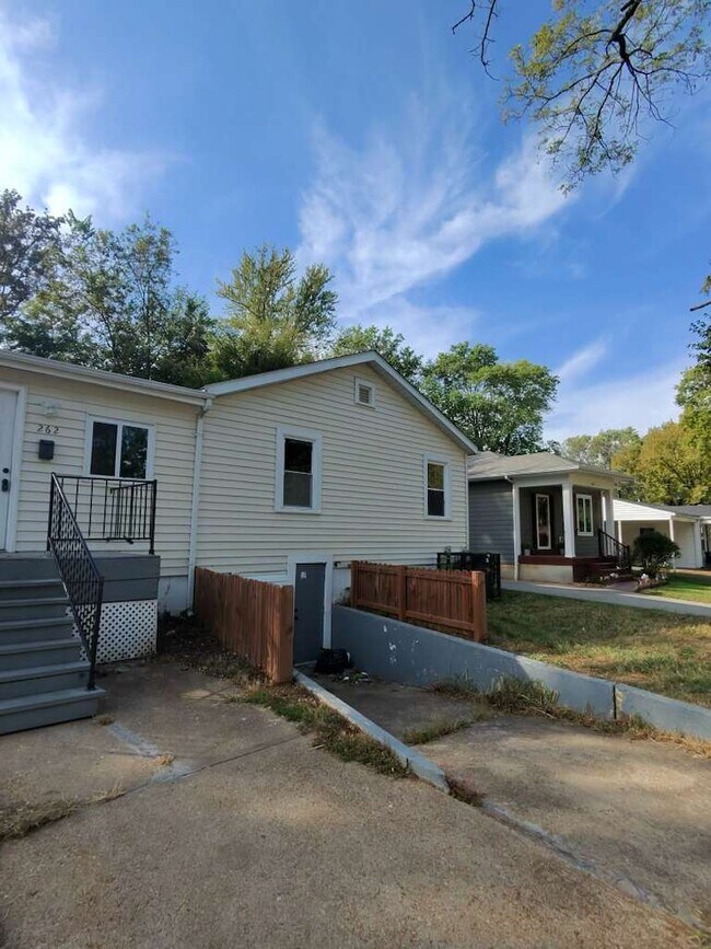262 Buddie Ave, Saint Louis, MO 63135