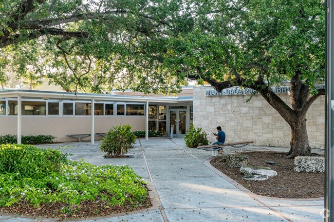 The Shenandoah Library can be found in Shenandoah Park offering activities in Coral Way.