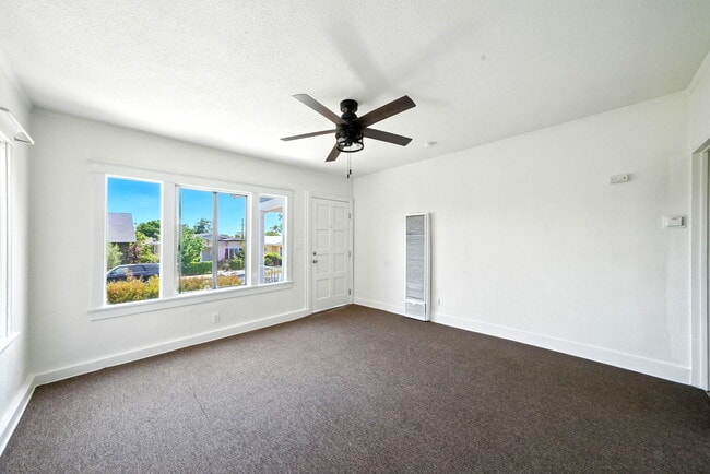 3305 W 27th St, Los Angeles, CA 90018 - photo 6