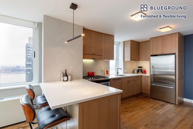 560 W 43rd St unit FL44-ID250, New York, NY 10036 - photo 6