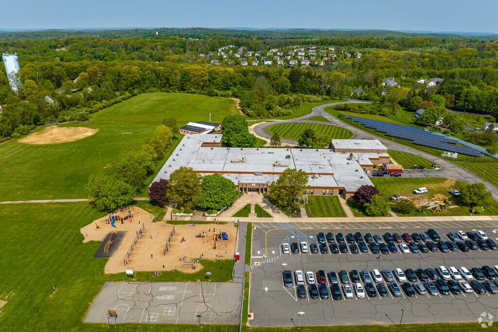 Aerial view of Tinc Road School in Flanders.