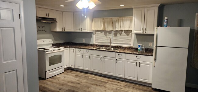 280 Thornton St unit 2, Manchester, NH 03102 - photo 4