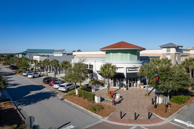 Shelter Cove in Hilton Head Island gives residents unlimited shopping and dining.