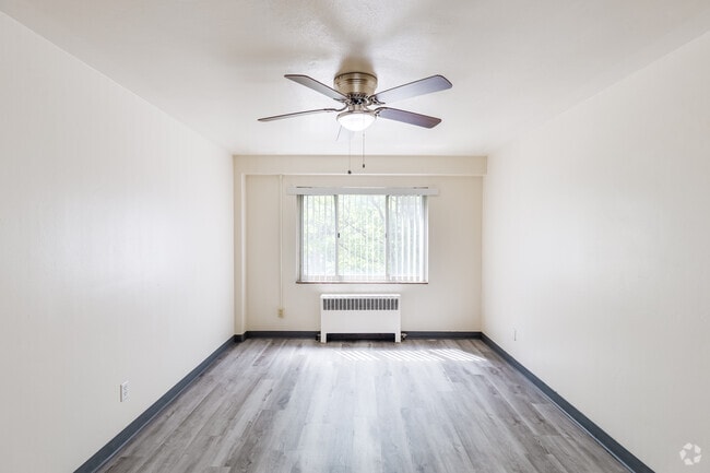 2BR, 1BA - 846SF - Bedroom