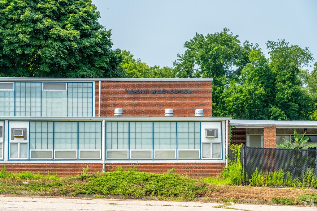Pleasant Valley School is a closed elementary school.