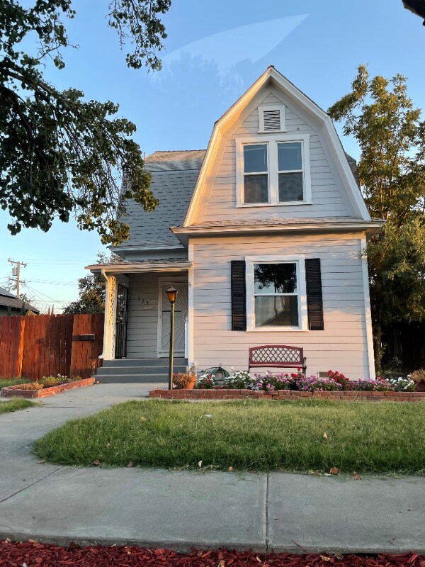 323 W Myrtle St, Hanford, CA 93230