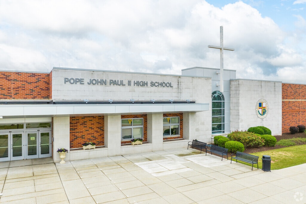 The student to teacher ratio at Pope John Paul II High School in Royersford is 19:1.