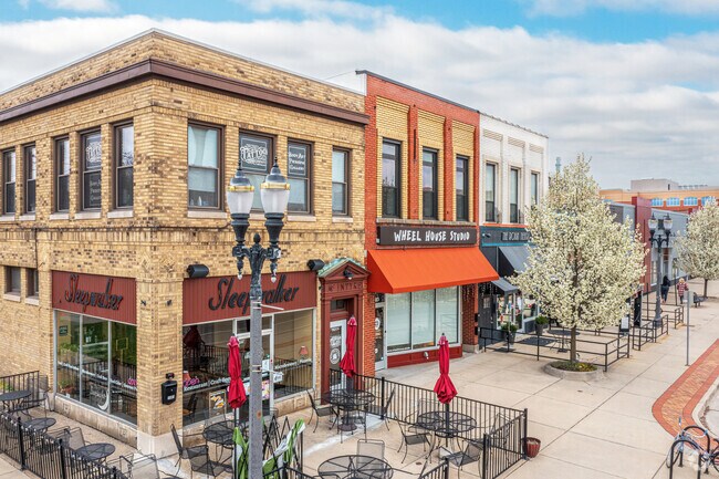 Restaurants and shops located on S Washington Avenue, just outside of the Fabulous Acres neighborhood
