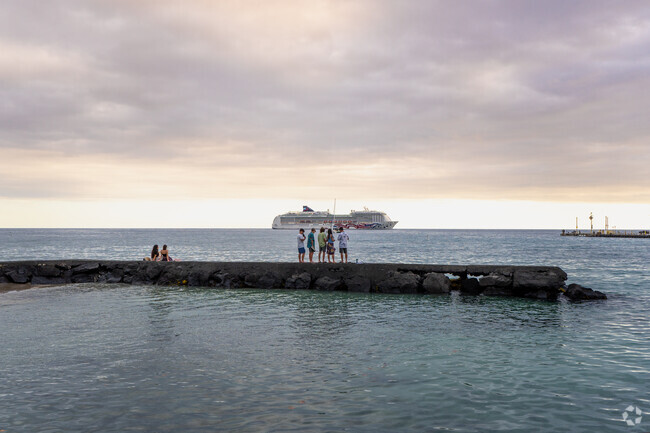 Enjoy beautiful sunsets at Kamakahonu Beach.