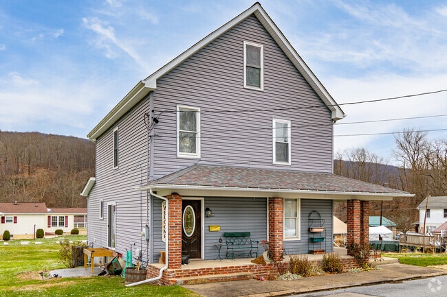 Many homes in Bolivar offer inviting spaces and large front porches.
