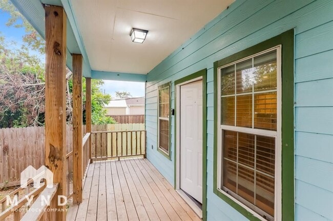 5003 Higgins St, Houston, TX 77033 - photo 7